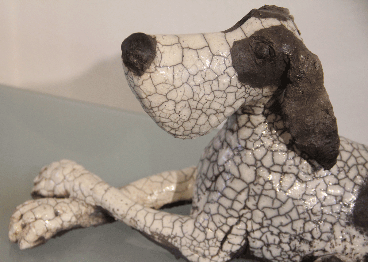 »Hund beim Chillen«, Skulptur von Chantal Marx