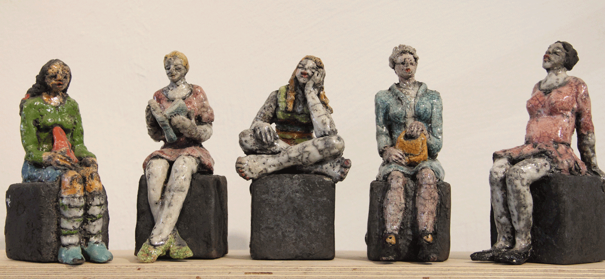 »Im Wartezimmer«, einzelne Würfelhocker-Figuren, Rakubrand-Technik von Ute Belser, 17 bis 20 cm