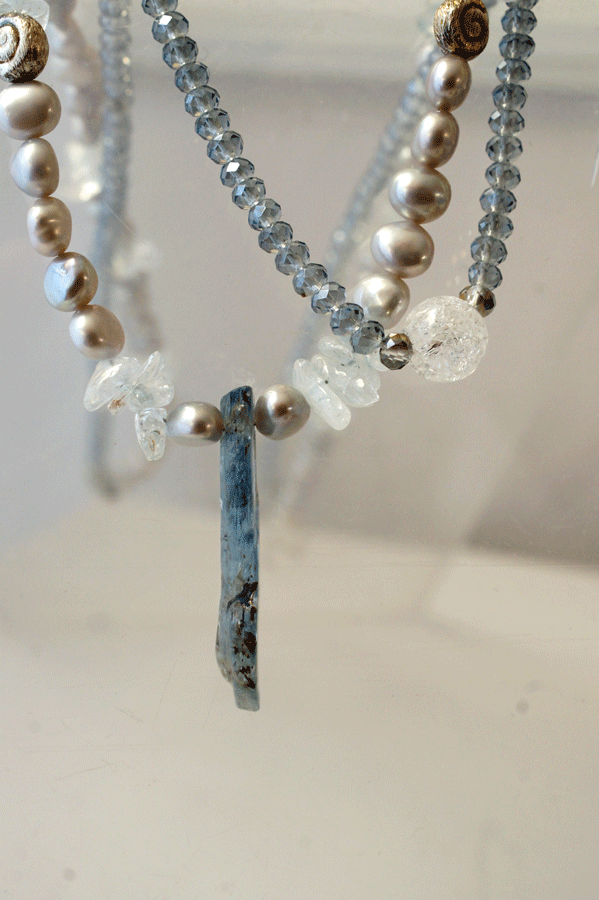 Kette, Bergkristall, Süßwasserperlen, Glaskristalle und Quarz von Petra Mandernach